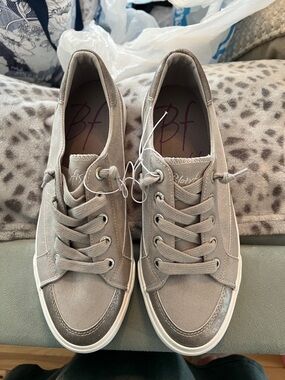 Casual Women's Lace-Up Sneakers in Light Taupe